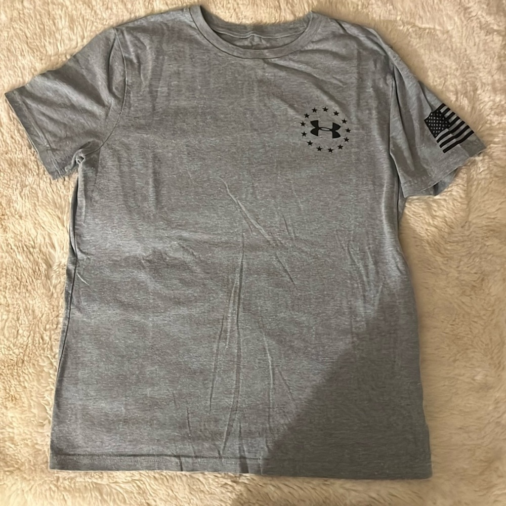 Boys grey under armour tee